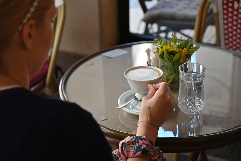 Καλεσμένη απολαμβάνει cappuccino στο LAW