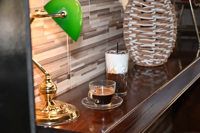 Espresso και iced coffee πάνω στον ξύλινο πάγκο του μπαρ