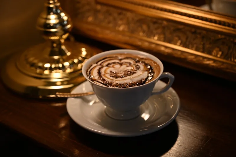 Καφές espresso με σχέδιο σοκολάτας στο LAW Café Bar
