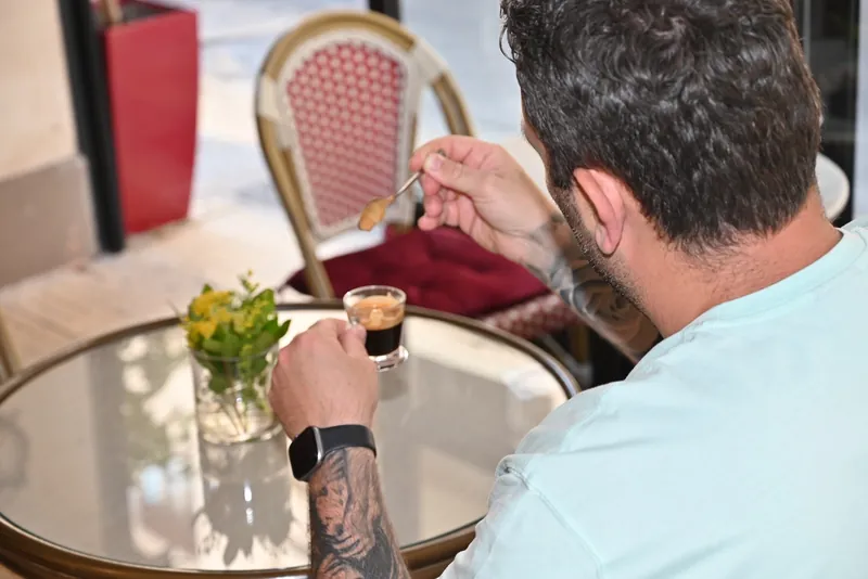 Ο Γιάννης Παναγιωτόπουλος, ιδιοκτήτης του LAW Café Bar